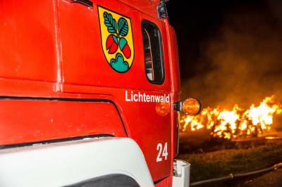 Lichtenwald: Mehrere Strohballen brannten in voller Ausdehnung auf einem Feld - Notrufe aus 2 Landkreisen
